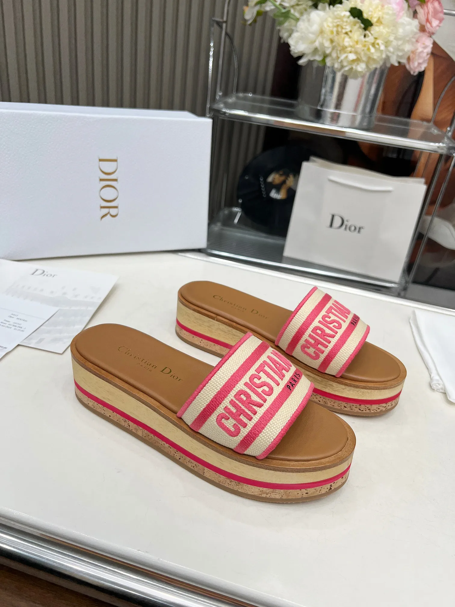 👟👟Ex-factory price 520👟👟 Dior's new spring and summer IVIETA DWAY jelly-colored flat-soled one-slip women's shoes with CD letter logo three-dimensional embroidery thick-soled round-toe open-toe slippers. The original version is developed to be the top version on the market. It feels soft and delicate on the feet and is extremely comfortable. Material: Upper imported raffia electric embroidery high-temperature water-soluble cotton technical fabric + water-dyed cowhide foot lining + original consistent combination outsole Outsole: original outsole Size: 35-42 (40.41.42 custom-made, non-refundable and non-exchangeable)